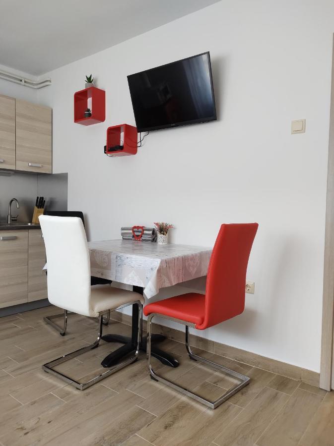 Happy Apartment Карловаць Екстер'єр фото